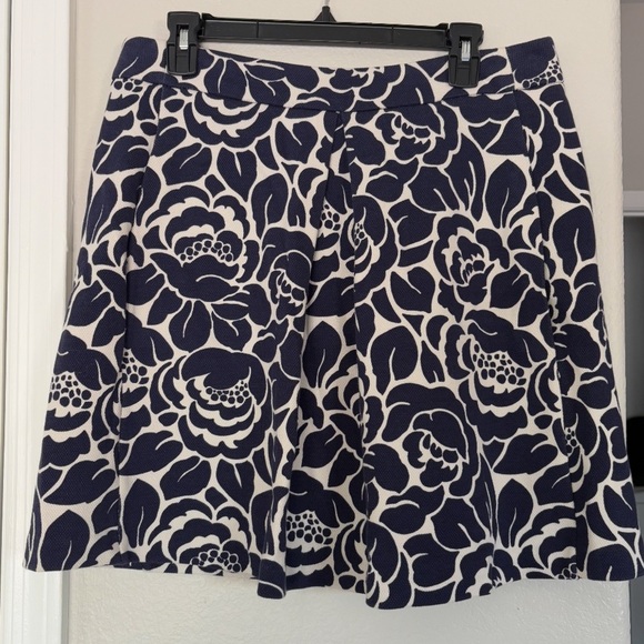Boden Navy/ Ivory Stretchy Cotton Knit A-Line Mini Skirt. Inverted Front Pleat - Picture 3 of 15